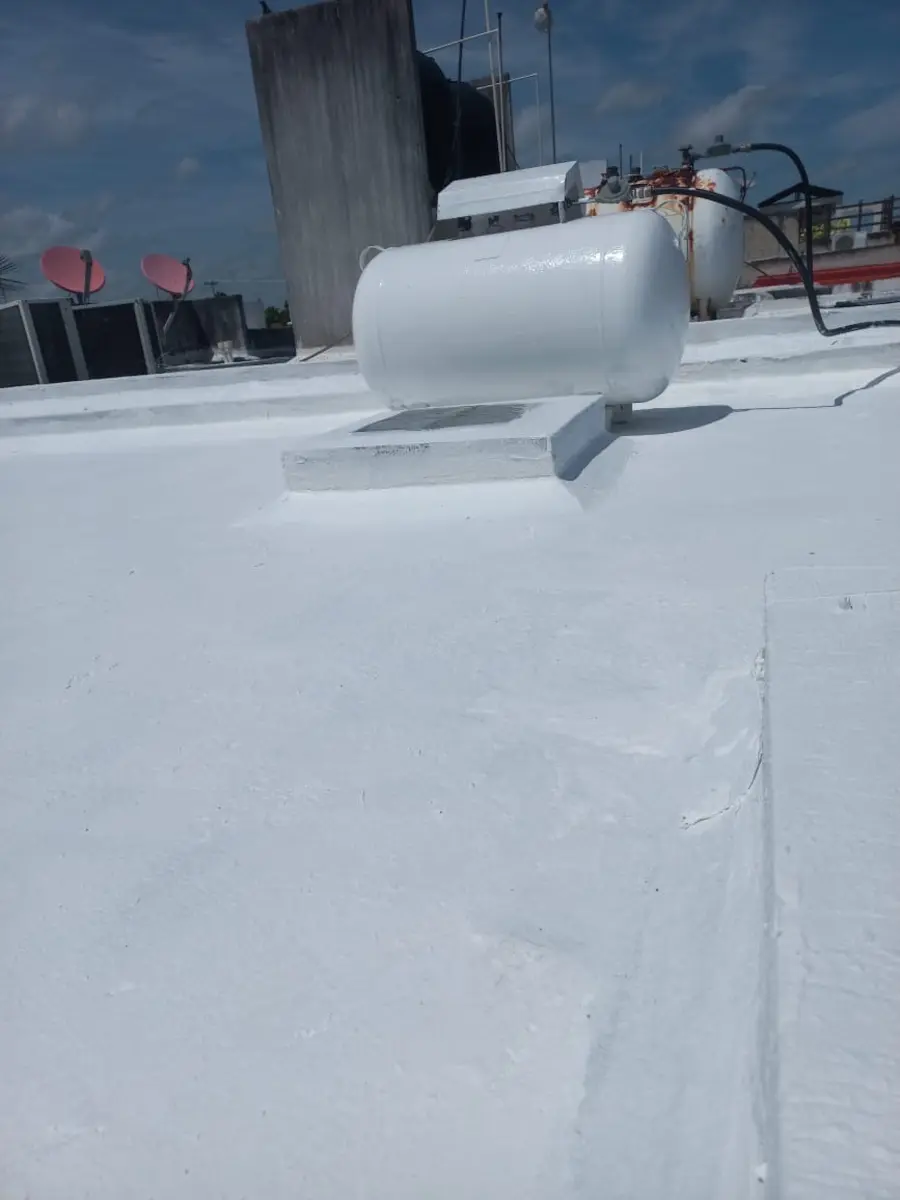 Azotea sellada con recubrimiento impermeable blanco en Playa del Carmen