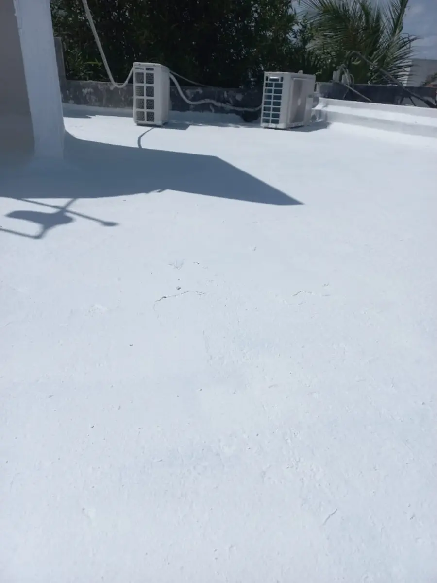Azotea impermeabilizada y limpia con equipos de aire acondicionado en Playa del Carmen